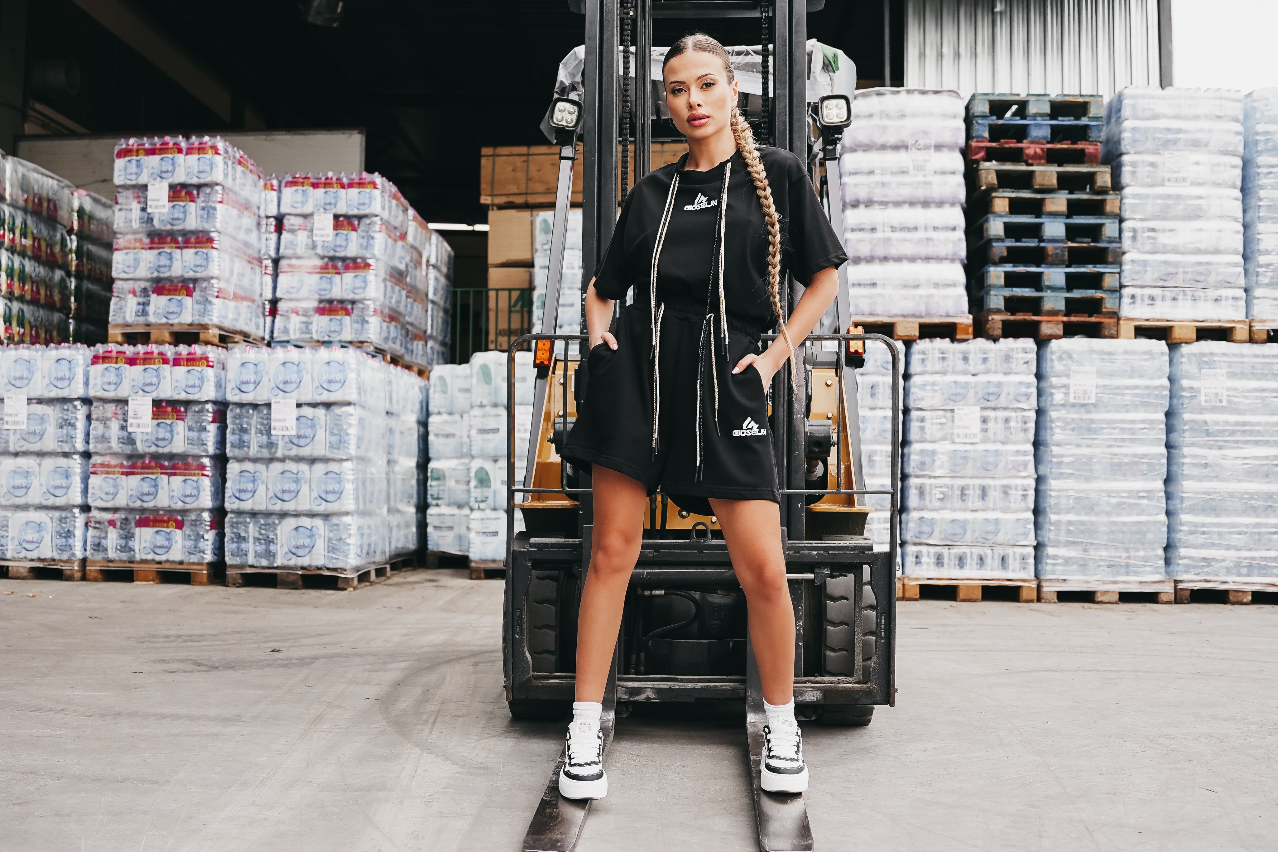 Un'Esplosione di Creatività: Lo Shooting della Collezione Primavera 2024 in un Ingrosso di Bibite