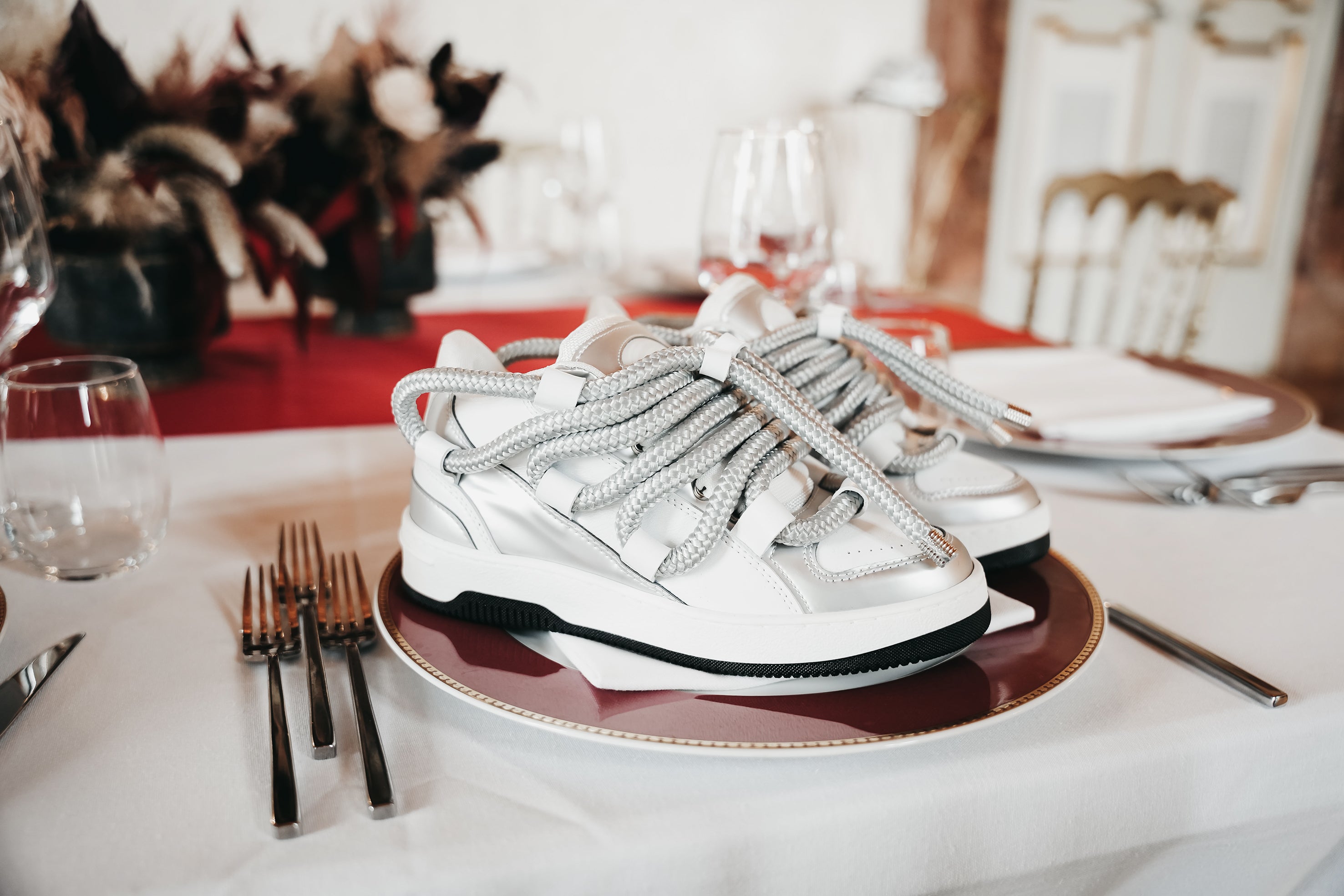 Scarpe Scintillanti: L'Introduzione dei Materiali Color Metallizzati nella Collezione SS2024 di Gioselin