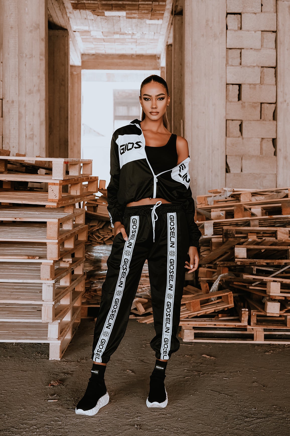 Schwarzer Trainingsanzug