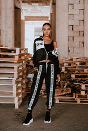 Schwarzer Trainingsanzug