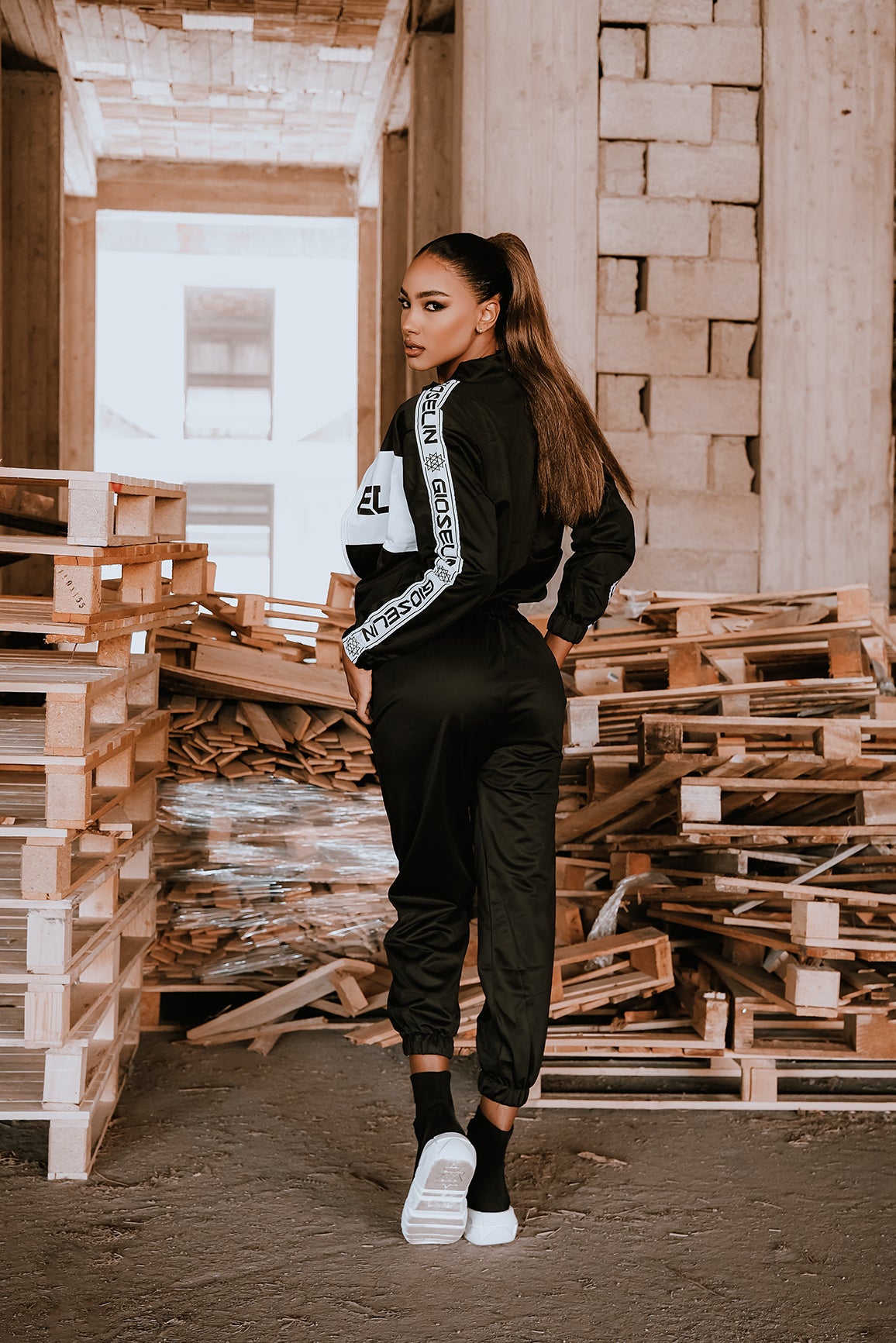 Schwarzer Trainingsanzug