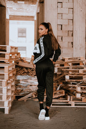 Schwarzer Trainingsanzug