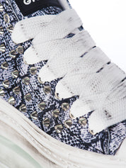 Play in grauer Schlangenleder-Optik