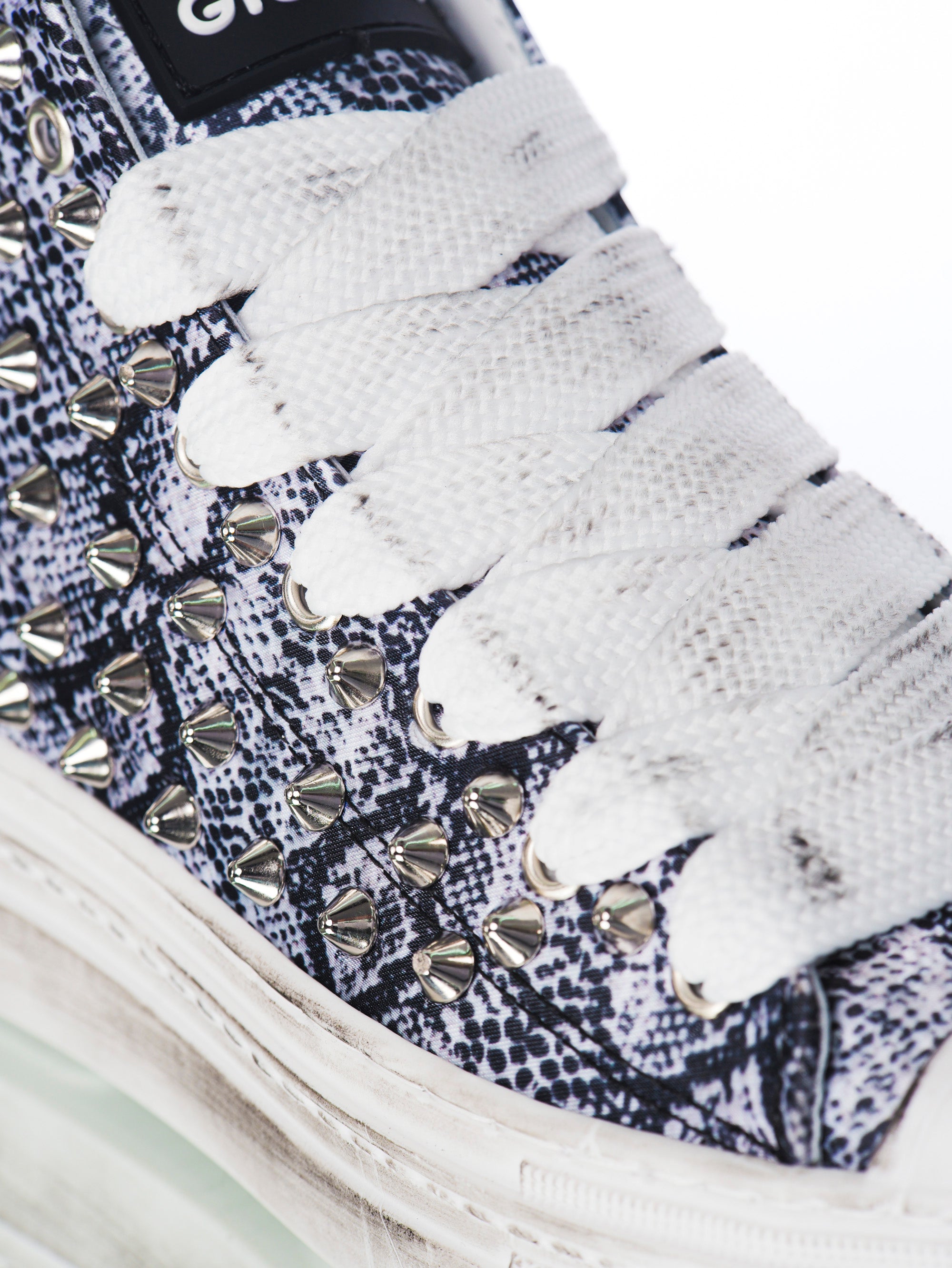 Play in grauer Schlangenleder-Optik