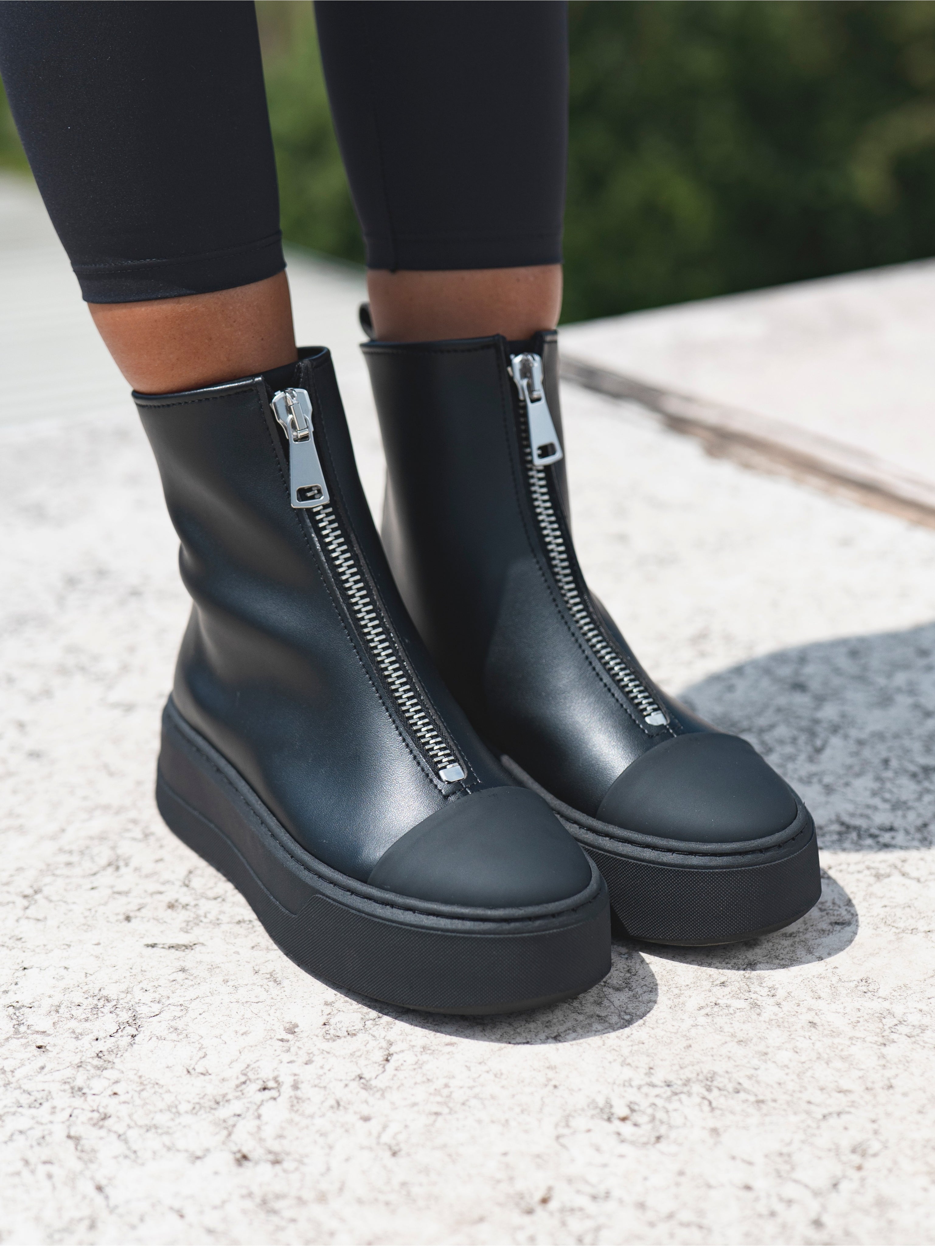 LIGHT - Line Total Black