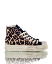 Spielen Sie Wild Studs